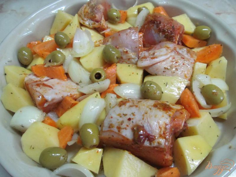 Фото приготовление рецепта: Запеченная курица с овощами и оливками шаг №5
