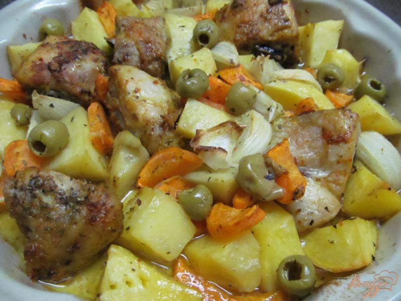 Фото приготовление рецепта: Запеченная курица с овощами и оливками шаг №6