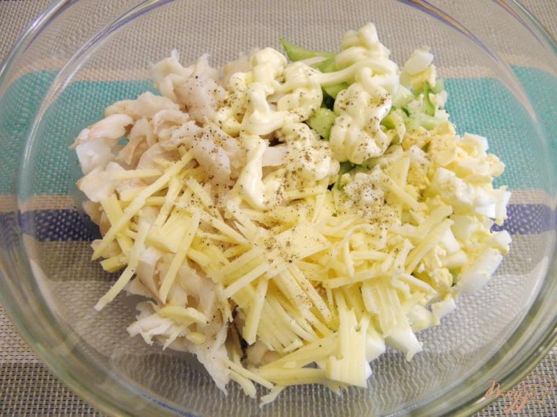 Фото приготовление рецепта: Салат рыбный из хека шаг №5