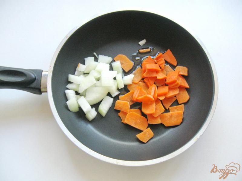Фото приготовление рецепта: Овощной салат с  моцареллой и  яйцом пашот шаг №2