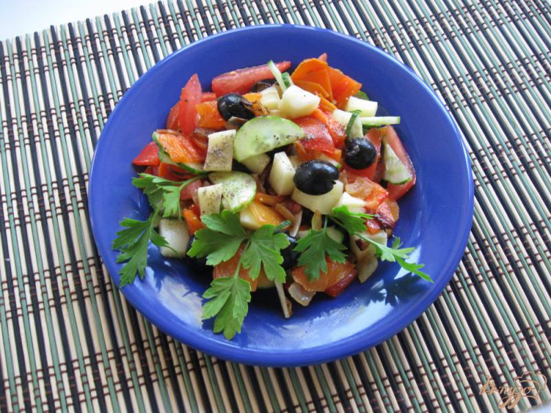 Фото приготовление рецепта: Овощной салат с  моцареллой и  яйцом пашот шаг №9