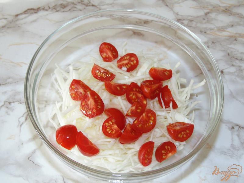 Фото приготовление рецепта: Капустный салат с помидорами черри и оливками шаг №2