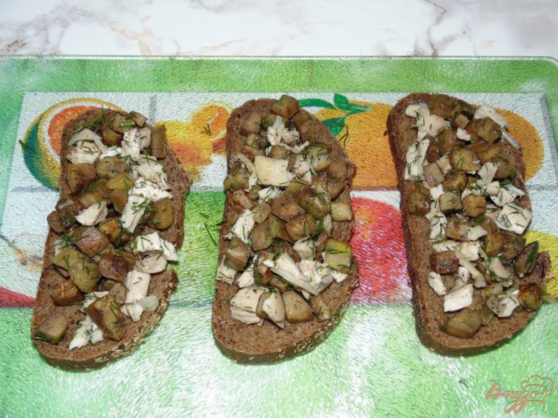 Фото приготовление рецепта: Гренки с баклажаном и мясом птицы шаг №4