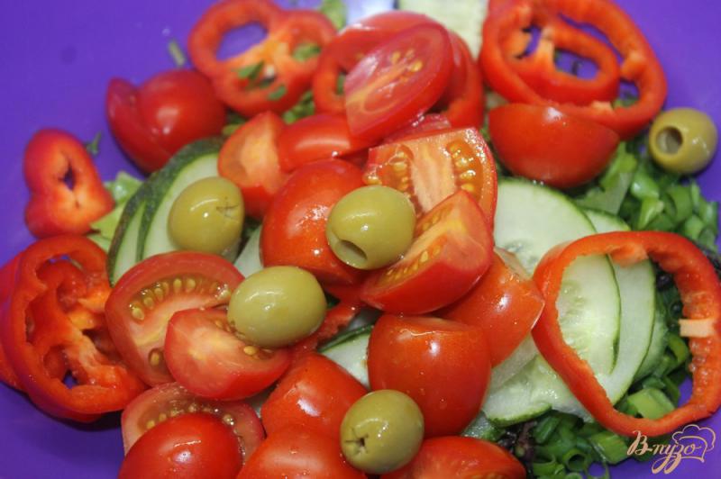 Фото приготовление рецепта: Салат с зеленью, овощами и оливками шаг №4