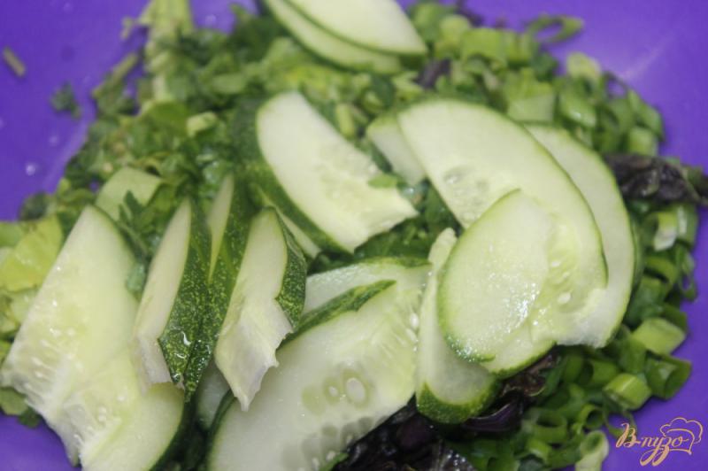 Фото приготовление рецепта: Салат с зеленью, овощами и оливками шаг №2