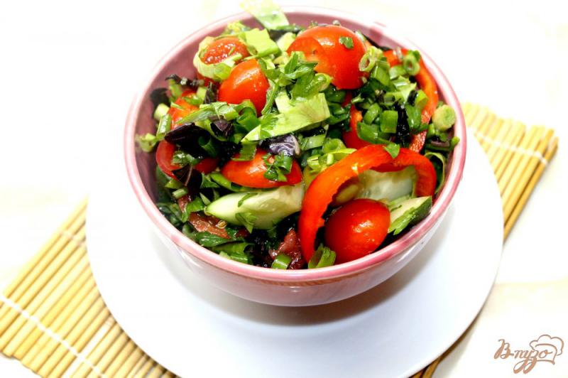 Фото приготовление рецепта: Салат с зеленью, овощами и оливками шаг №5