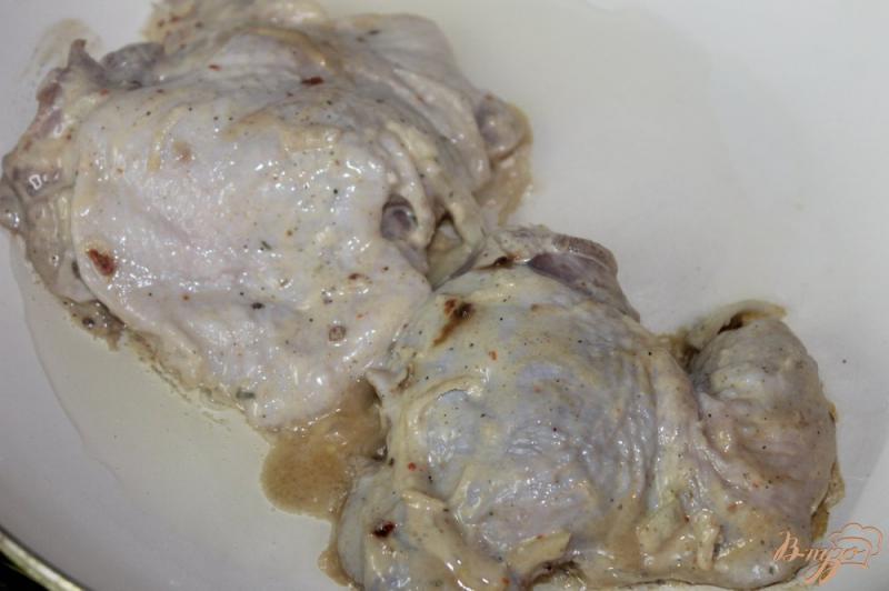Фото приготовление рецепта: Жареные куриные бедра с чесноком шаг №5