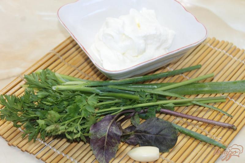 Фото приготовление рецепта: Сметанный соус с базиликом и оливками шаг №1