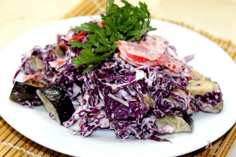Фото приготовление рецепта: Салат из краснокочанной капусты и жареных баклажан шаг №6