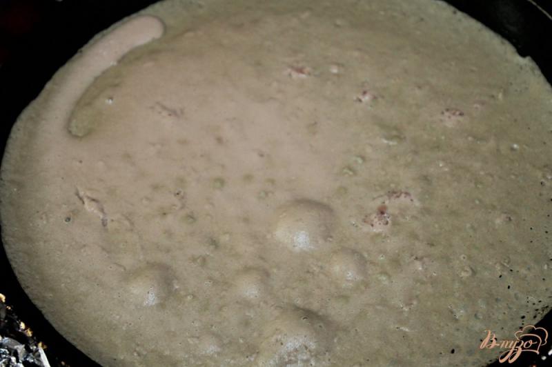 Фото приготовление рецепта: Печеночные блины с начинкой из овощей и сыра шаг №3