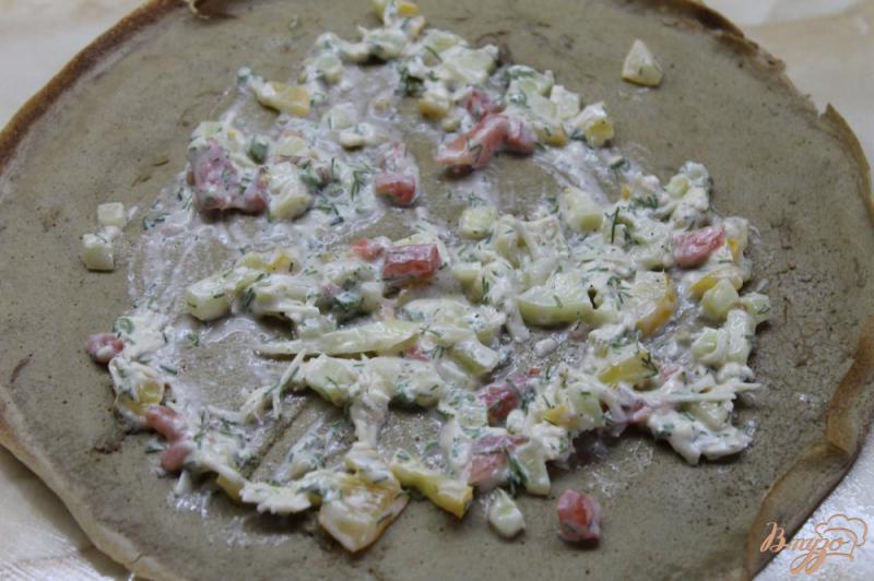 Фото приготовление рецепта: Печеночные блины с начинкой из овощей и сыра шаг №6