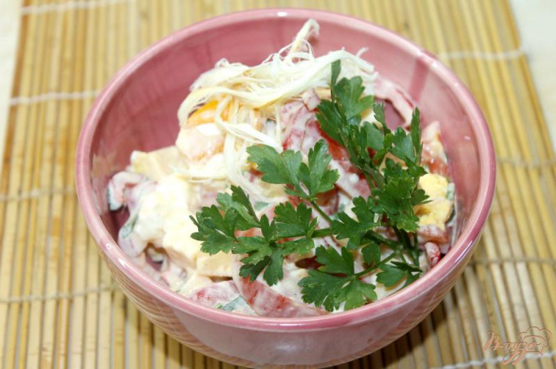 Фото приготовление рецепта: Овощной салат с сыром и яйцом шаг №6
