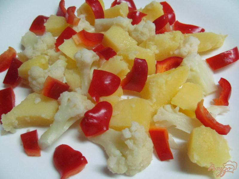 Фото приготовление рецепта: Теплый салат из картофеля и цветной капусты шаг №2