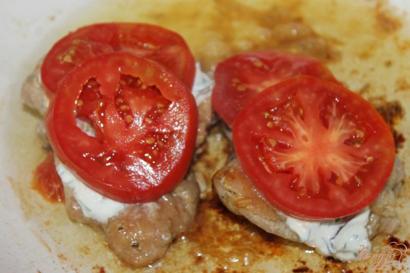 Фото приготовление рецепта: Куриное бедро с помидорами и сыром шаг №6
