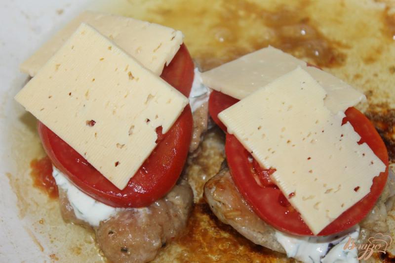 Фото приготовление рецепта: Куриное бедро с помидорами и сыром шаг №7