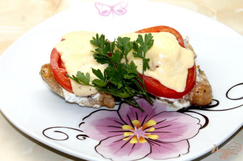Фото приготовление рецепта: Куриное бедро с помидорами и сыром шаг №8