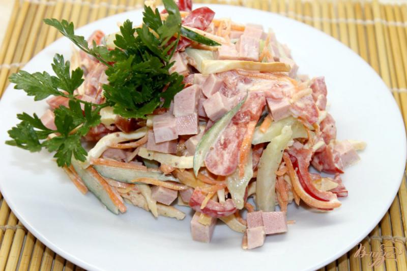 Фото приготовление рецепта: Салат с колбасой, овощами и корейской морковью шаг №5