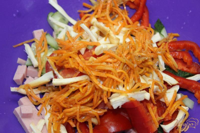 Фото приготовление рецепта: Салат с колбасой, овощами и корейской морковью шаг №4