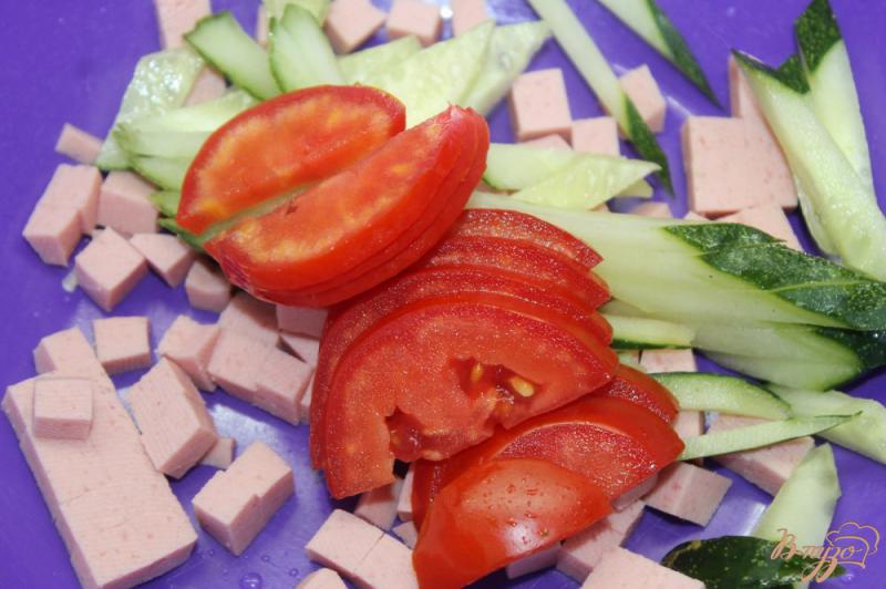 Фото приготовление рецепта: Салат с колбасой, овощами и корейской морковью шаг №2