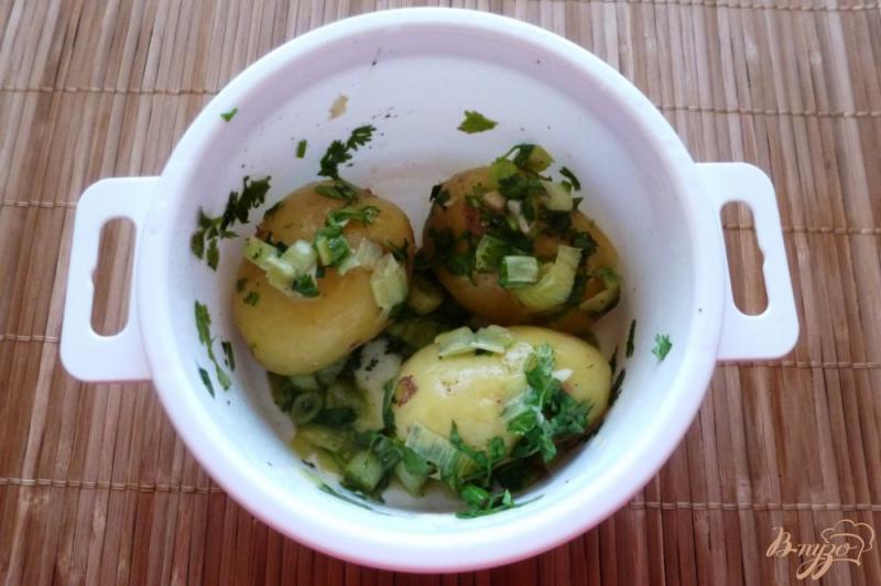 Фото приготовление рецепта: Молодая картошка с зеленью в микроволновке шаг №4