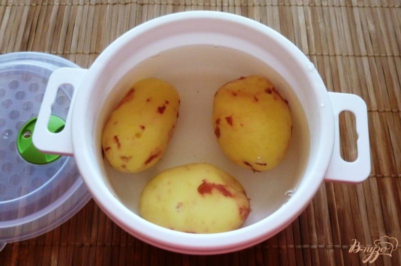 Фото приготовление рецепта: Молодая картошка с зеленью в микроволновке шаг №1