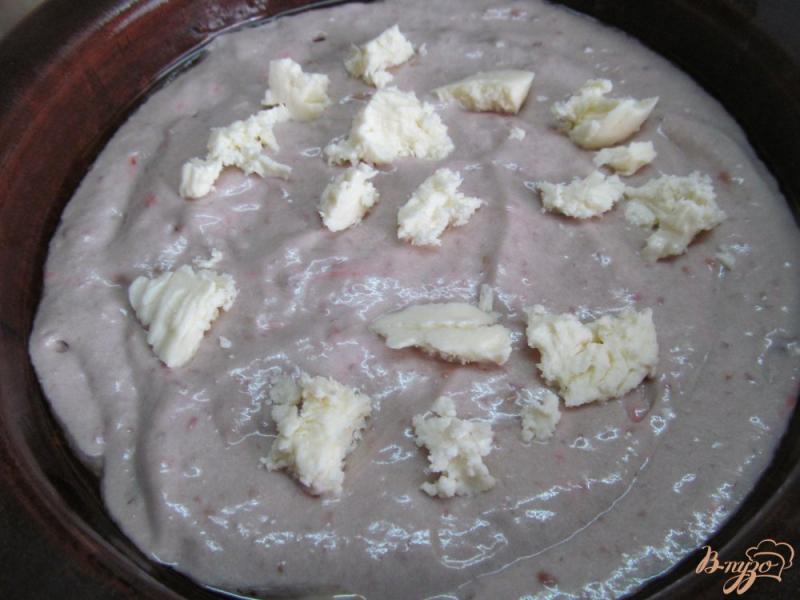 Фото приготовление рецепта: Малиновый пирог со сметаной и бананом шаг №4