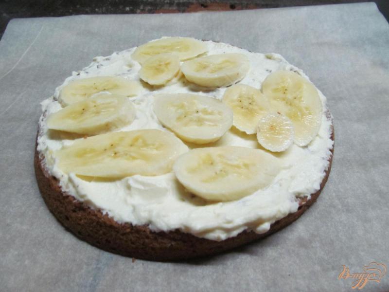 Фото приготовление рецепта: Малиновый пирог со сметаной и бананом шаг №7