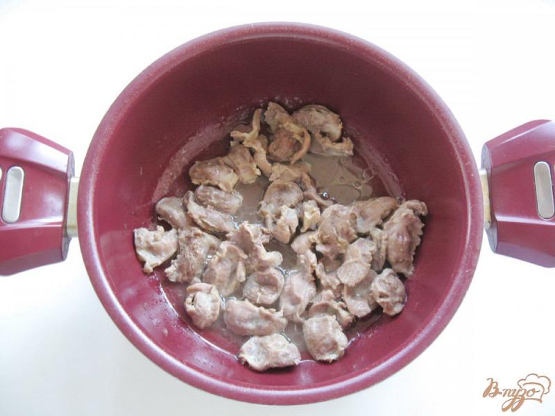 Фото приготовление рецепта: Куриные желудки с грибами в сметане шаг №2