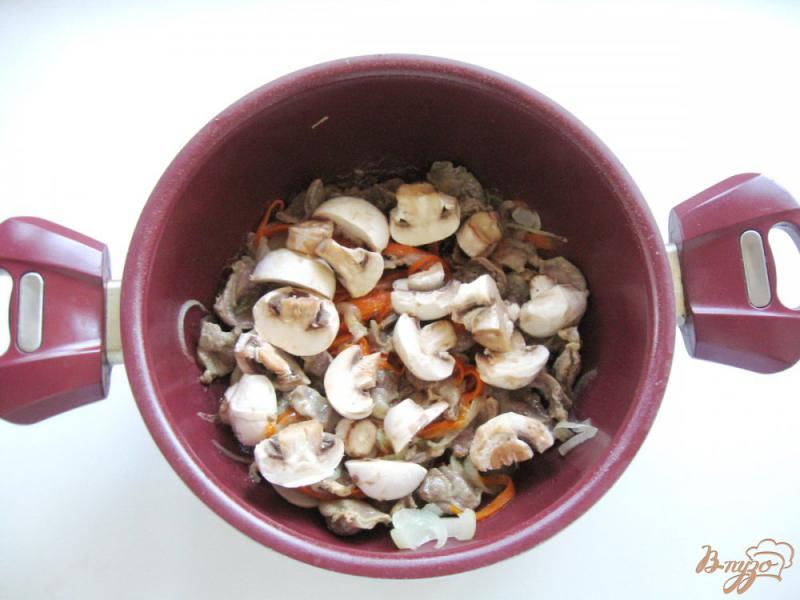 Фото приготовление рецепта: Куриные желудки с грибами в сметане шаг №4