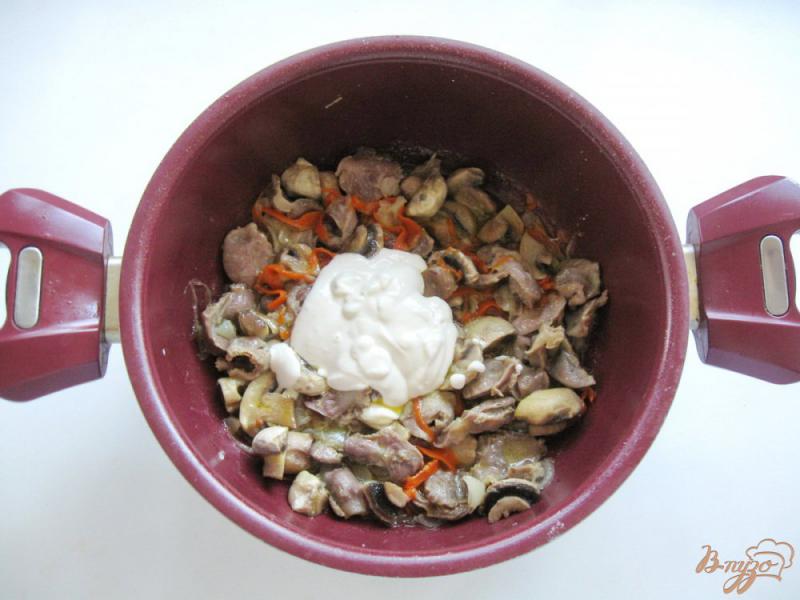 Фото приготовление рецепта: Куриные желудки с грибами в сметане шаг №5