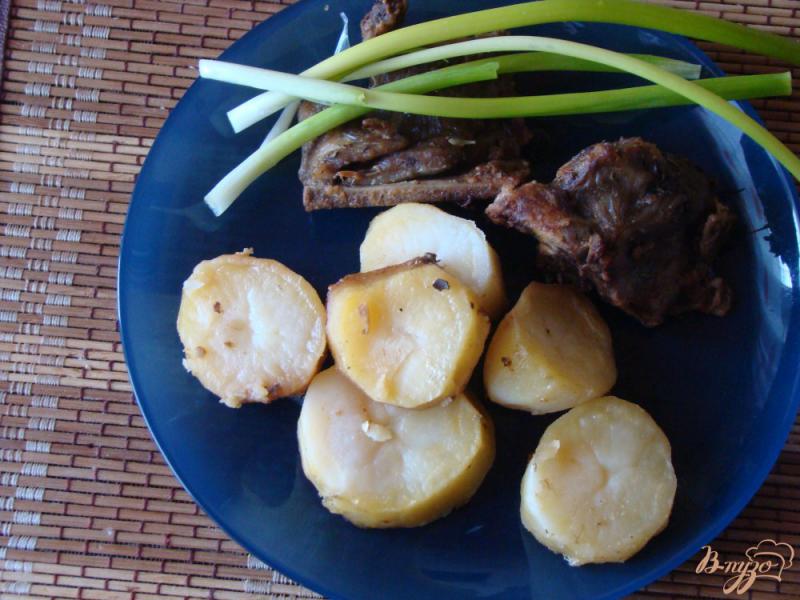 Фото приготовление рецепта: Запеченные с картофелем мясные косточки шаг №5