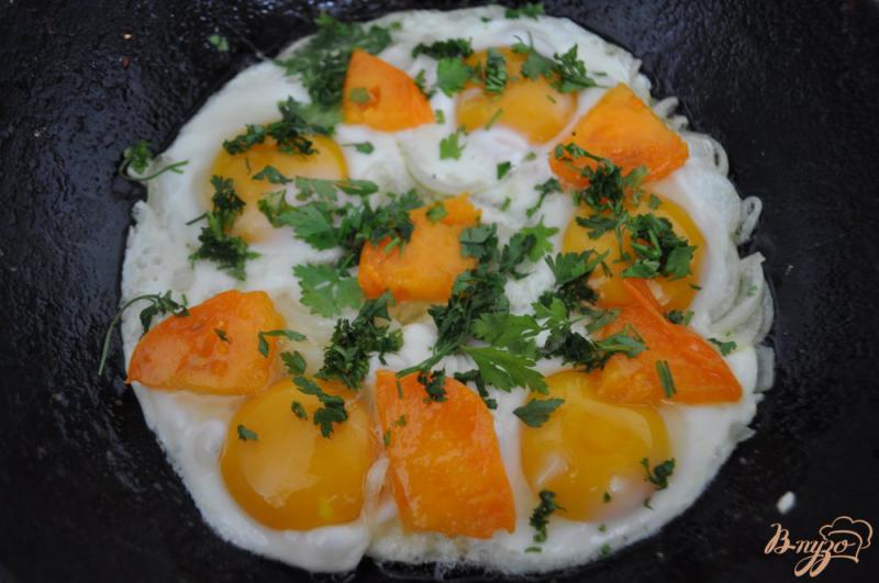 Фото приготовление рецепта: Яичница с помидорами под сыром шаг №3