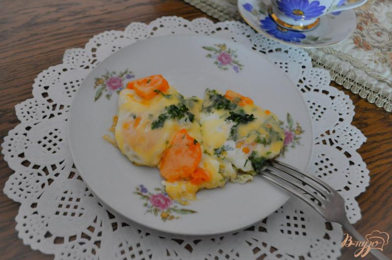 Фото приготовление рецепта: Яичница с помидорами под сыром шаг №6