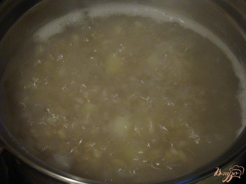 Фото приготовление рецепта: Перловый суп с грибами шаг №7