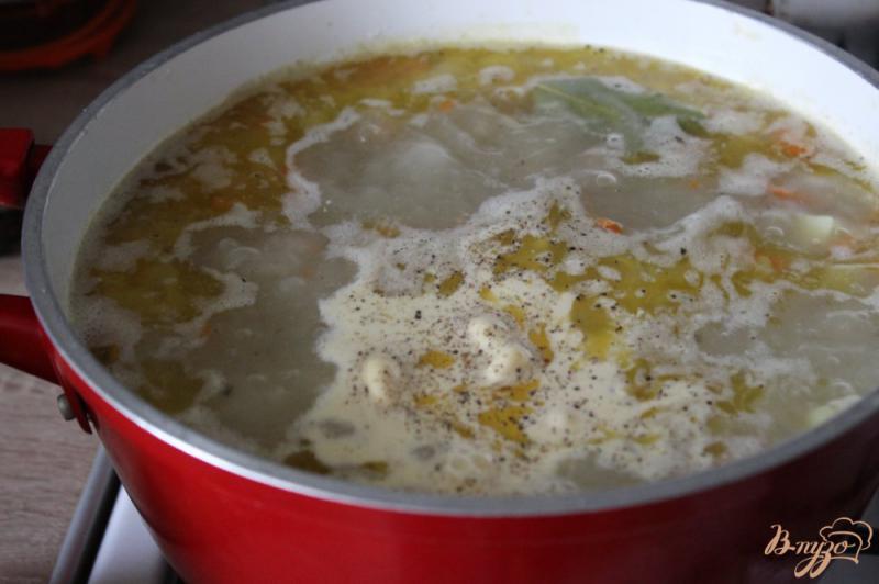 Фото приготовление рецепта: Суп из рыбных консервов со сметаной шаг №5