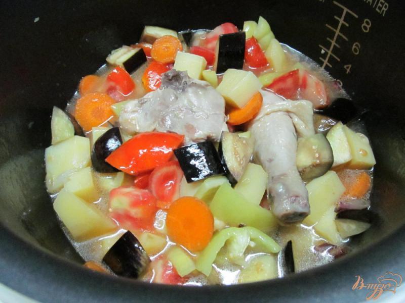 Фото приготовление рецепта: Куриные окорока с овощами в мультиварке шаг №5