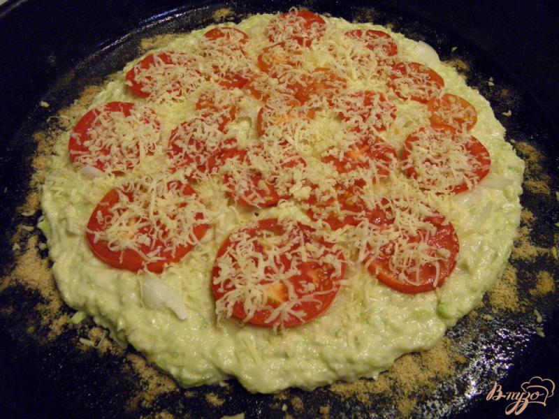Фото приготовление рецепта: Пицца на кабачках с помидорами и сыром шаг №5