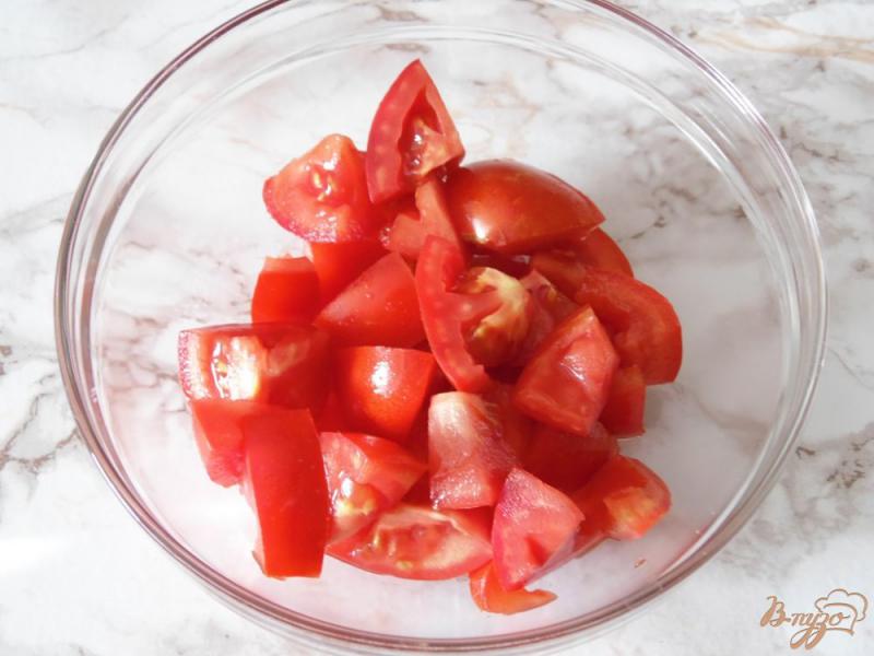 Фото приготовление рецепта: Острый салат из помидоров с твердым сыром шаг №1