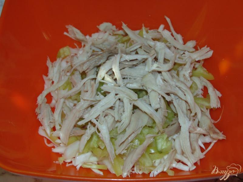 Фото приготовление рецепта: Капустный салат с мясом курицы шаг №4