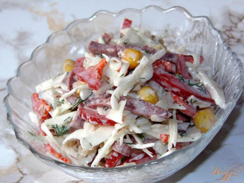 Фото приготовление рецепта: Капустный салат с копченой колбасой и сладким перцем шаг №4