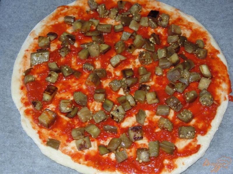Фото приготовление рецепта: Пицца с баклажаном и мясом птицы шаг №4