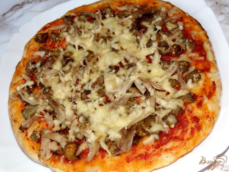 Фото приготовление рецепта: Пицца с баклажаном и мясом птицы шаг №7