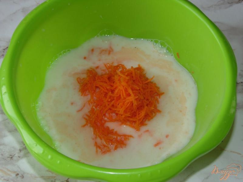 Фото приготовление рецепта: Сладкие морковные блины с творогом и изюмом шаг №2