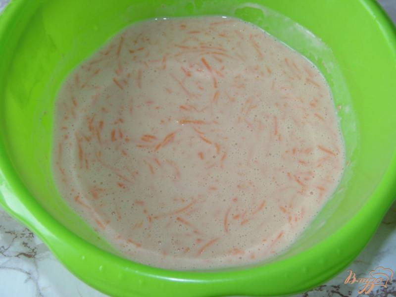 Фото приготовление рецепта: Сладкие морковные блины с творогом и изюмом шаг №3