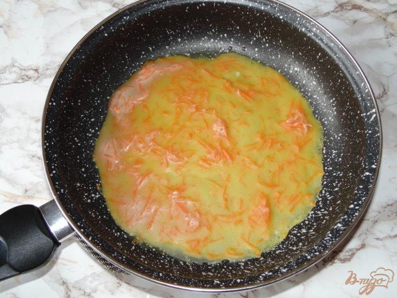 Фото приготовление рецепта: Сладкие морковные блины с творогом и изюмом шаг №4
