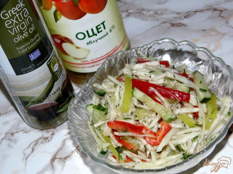 Фото приготовление рецепта: Капустный салат со сладким перцем и огурцом шаг №5