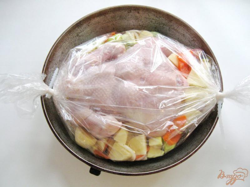 Фото приготовление рецепта: Цыпленок в рукаве с овощами шаг №5