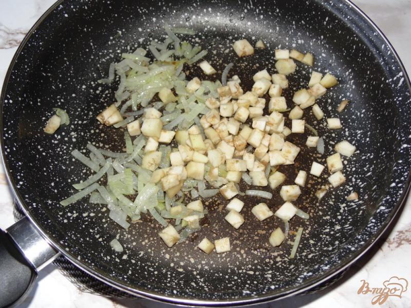 Фото приготовление рецепта: Яйца фаршированные баклажаном с луком шаг №2