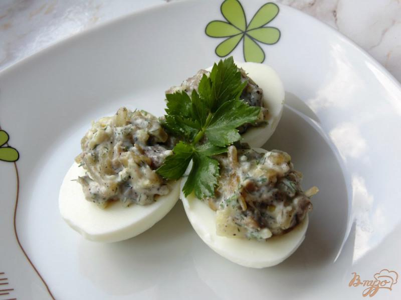 Фото приготовление рецепта: Яйца фаршированные баклажаном с луком шаг №6