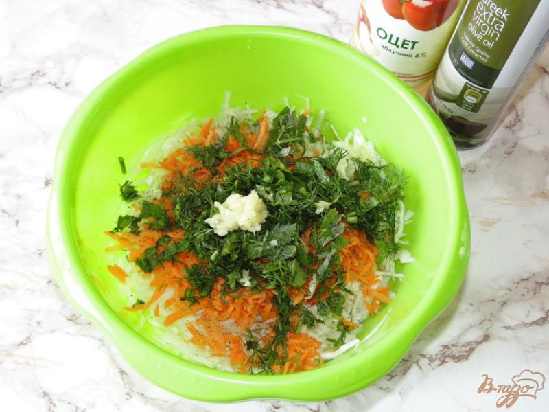 Фото приготовление рецепта: Капустный салат с морковью и кинзой шаг №3
